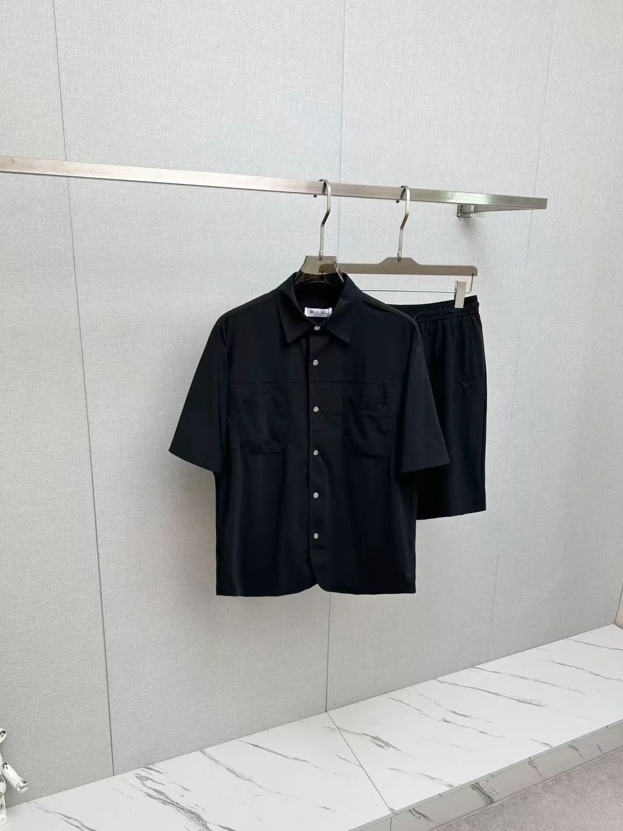 The LP New Arrival casual suit has exquisite and high-end details and a full sense of luxury. Customized Premium fabric, the upper body is crisp and stylish, comfortable and not tight. The clean and neat tailoring is full of urban style. You will feel good when you wear it. It is the first choice for Premium fashionistas. The upper body effect is super good! Sizes:M-3XL